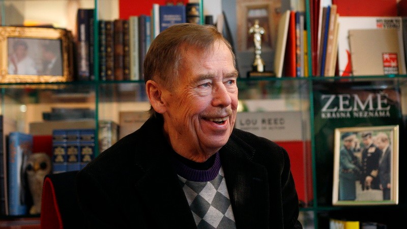Václav Havel_usmiaty muž_ za ním knihy_úmrtie